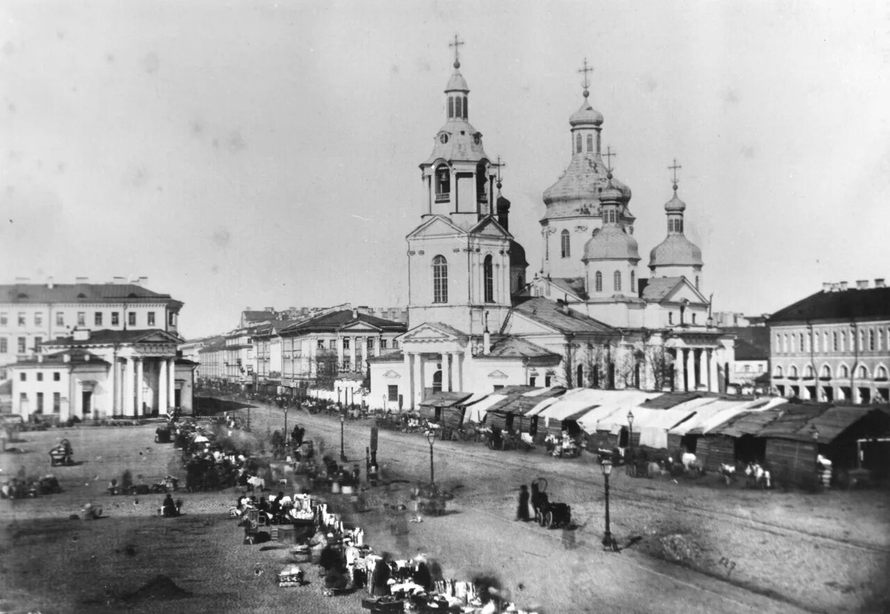 Сенная киров. Сенная площадь садовая улица в санкт-петербурге. Сенная площадь в центре питера. Сенная площадь санкт-петербург. Памятник на сенной площади санкт-петербург.
