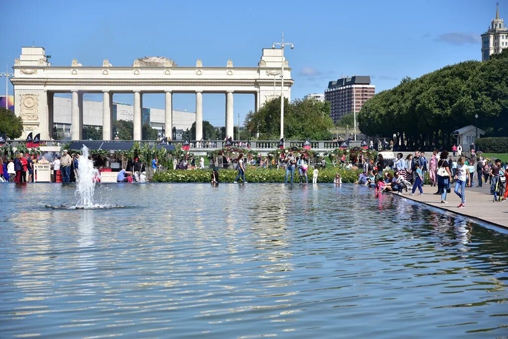 Можно ли в парк горького. Парк Горького Москва. Парк культуры Горького Москва. Ленинская площадь парк Горького. Парк Горького Москва 2023.