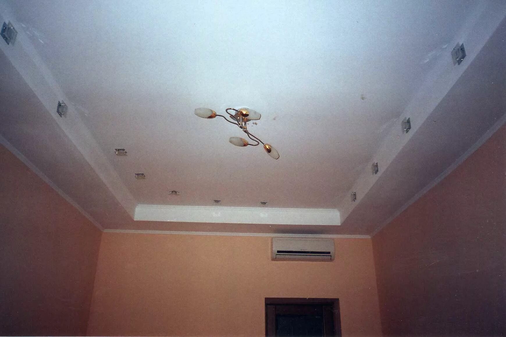 Двухуровневые потолки из гкл. Двухуровневый каркас гкл. Двухуровневый потолок из гипсокартона. Потолок гипсокартон двухуровневый. Каркас двухуровневого потолка.