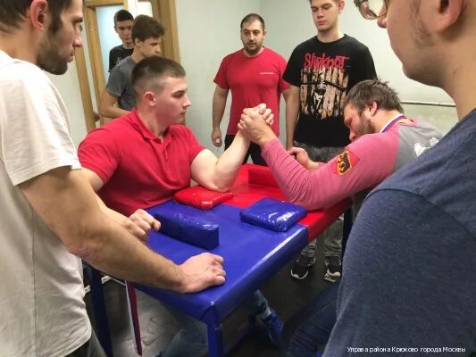 Проект армрестлинг. Техника армрестлинга для новичков. Бабкен хачатрян армрестлинг. Борьба в крюк армрестлинг. Армрестлинг денис сангринков.