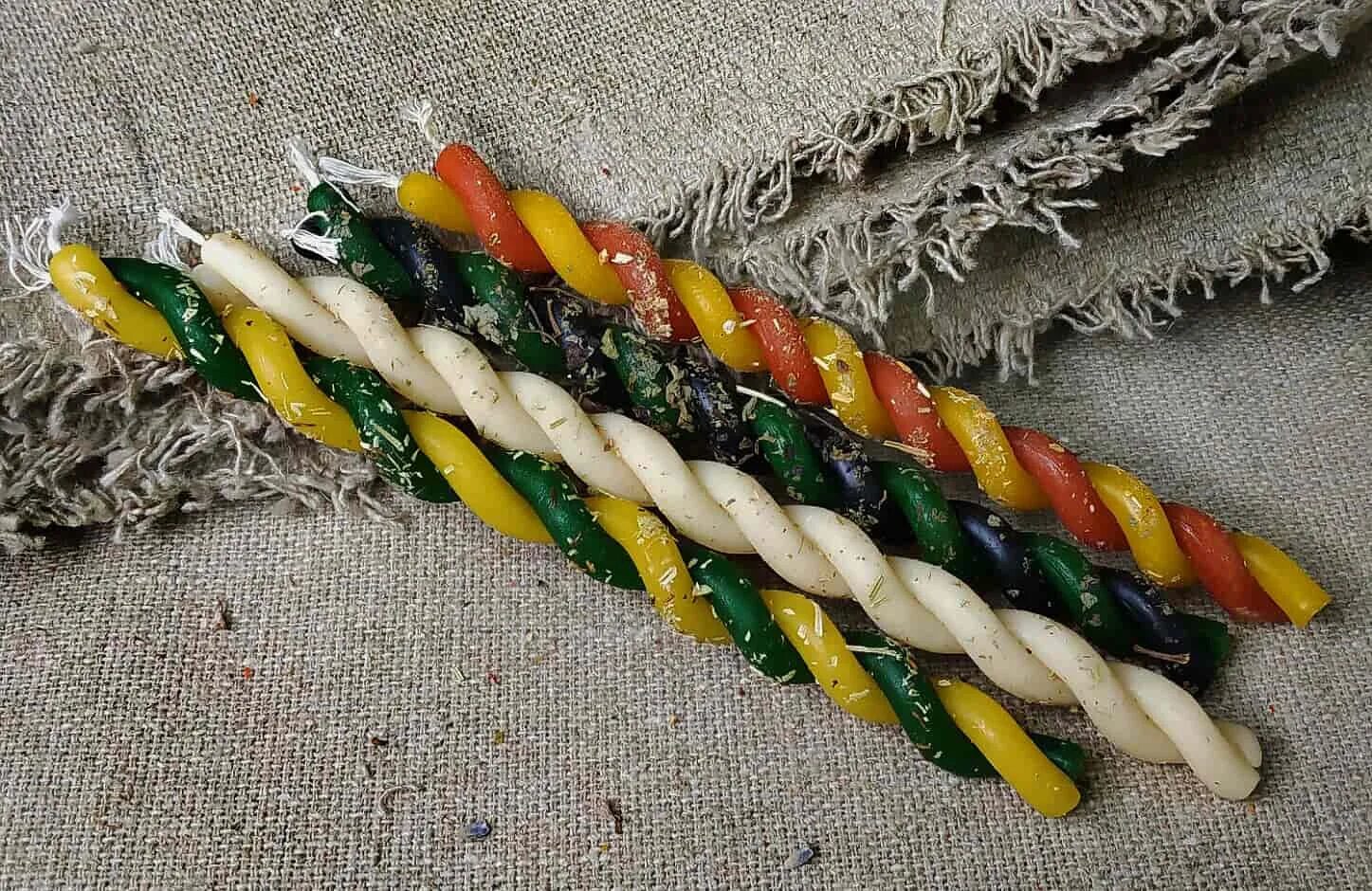 свечки скрученные. ритуальные свечи. набор восковых свечей. свечи. свечки скрученные.