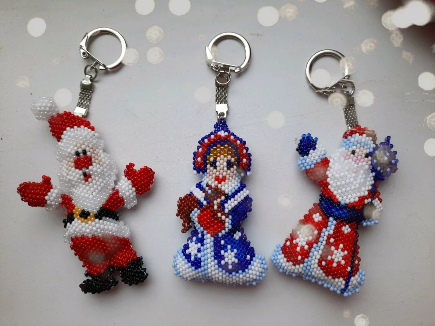 новогодние брелки из бисера. новогодний брелок из бисера. новогодние сережки из бисера. брелки из бисера. новогодние брелки из бисера.