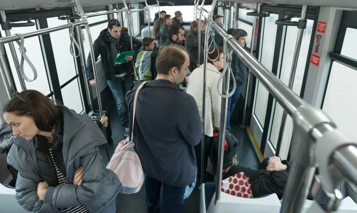 Разговор с водителем автобуса. Парень в автобусе. Водитель и пассажир. Мужчину пырнули ножом в автобусе. Мужчину пырнули ножом в автобусе.