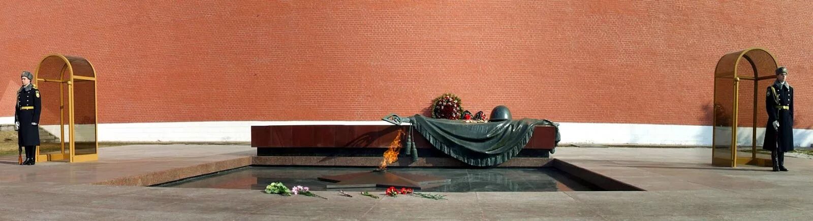 Почему мемориал могила неизвестного солдата имеет важнейшее. Мемориал могила неизвестного солдата. Памятник могила неизвестного солдата в Москве. Мемориальный комплекс могила неизвестного солдата. Мемориал вечный огонь в Москве.