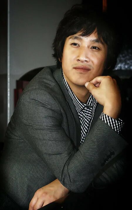 ли сон у актер. ли сон гюн. дневник освобождения дорама. ли чжи а мой аджосси. ли сон гюн актер.