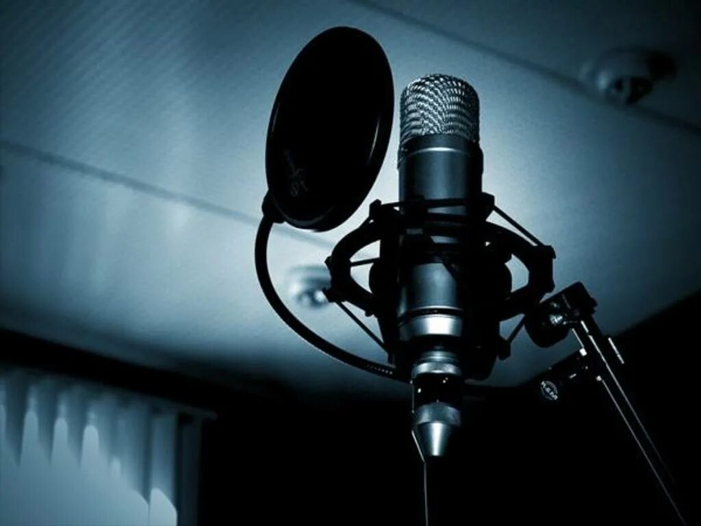 Микрофон для рэпа. Запись двумя микрофонами. Подкаст интервью. Микрофон в студии. Микрофон в звукозаписывающей студии.