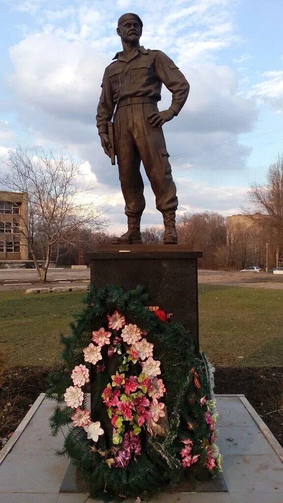 Памятник сталевару алчевск. Памятник металлургам алчевск. Памятник металлургам алчевск. Памятник гмыри в алчевске. Памятник сталевару алчевск.