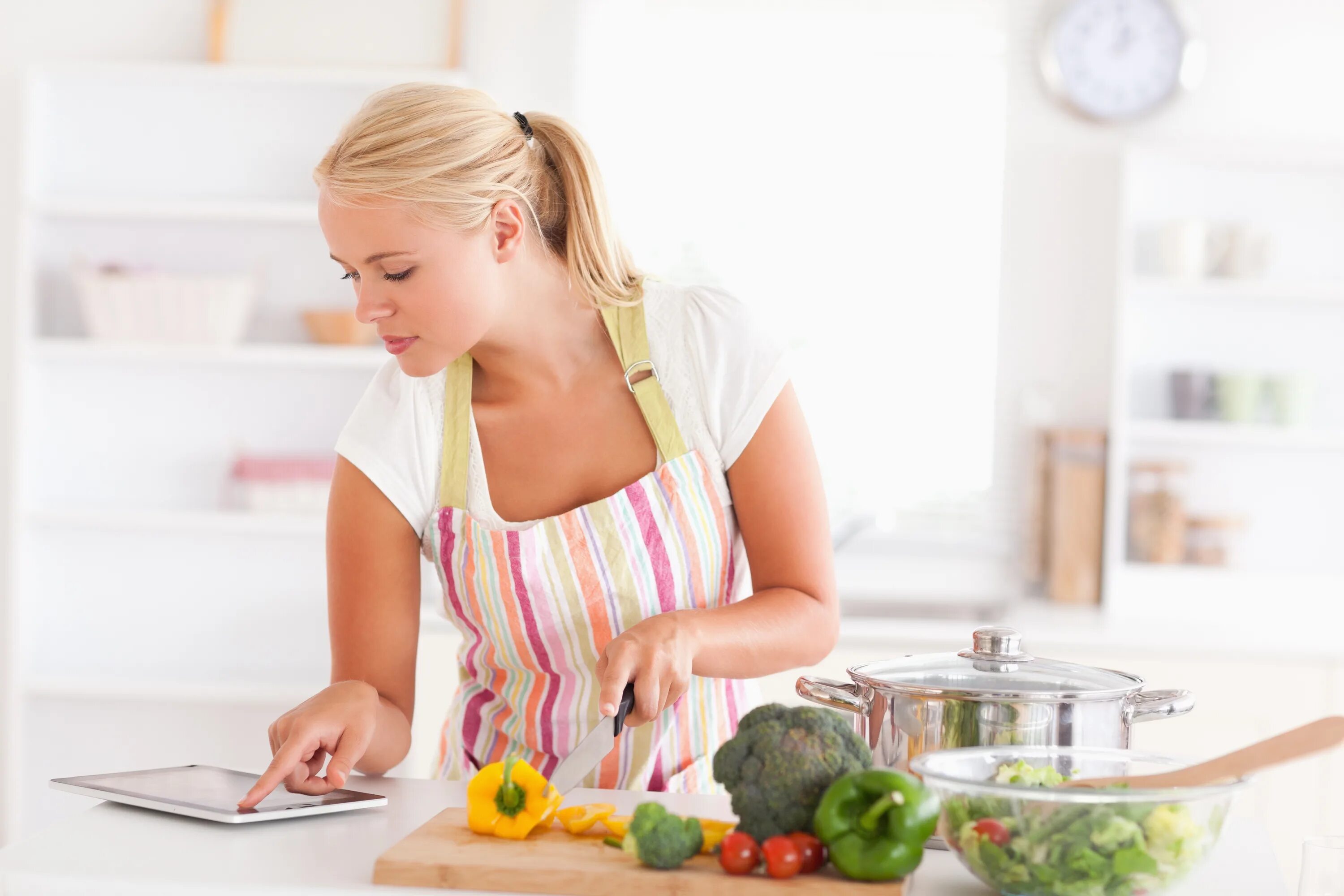 My mother said i like cooking. Хозяйка на кухне. Готовка на кухне. Женщина готовит. Женщина на кухне.