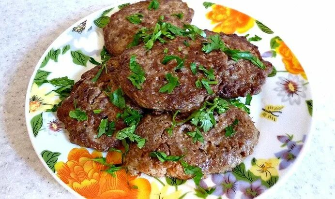 Котлеты из печени куриной на сковороде пышные. Печеночные котлеты. Печёночные котлеты из куриной печени. Котлетки из печени куриной. Биточки из печени куриной.