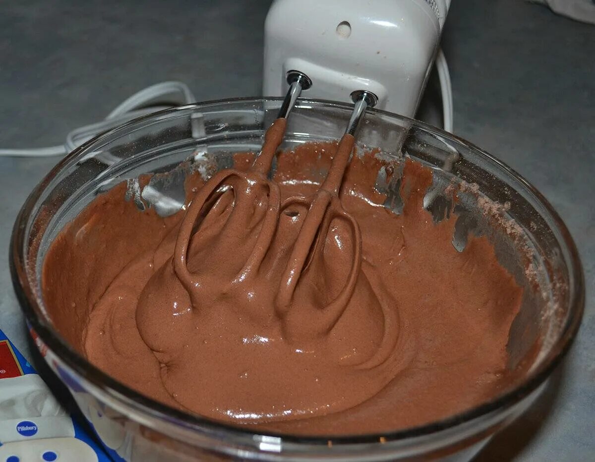 Шоколадный крем молоко какао. Крем для торта. Шоколадный крем. Крем для торта шоколадный. Шоколадное тесто для бисквита.