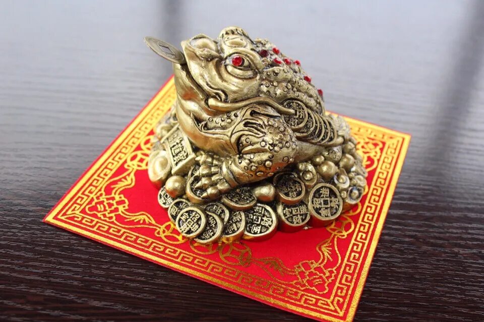 куда ставить денежную. монета для денежной жабы. трехлапая лягушка. коврик для привлечения денег. денежный талисман трехлапая жаба.