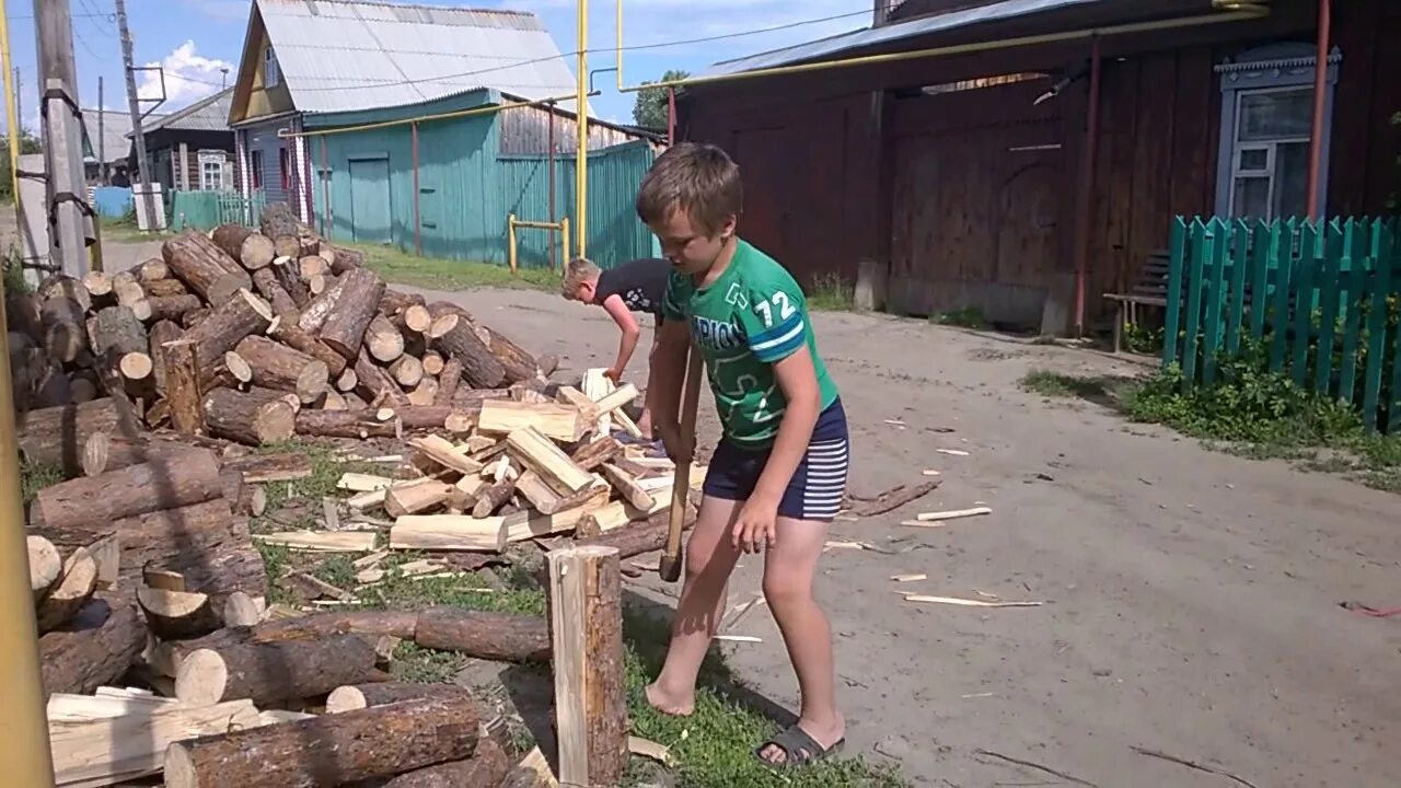 Они колят дрова. Заготовка дров. Дрова в деревне. Спиленные дрова. Мальчик с дровами.