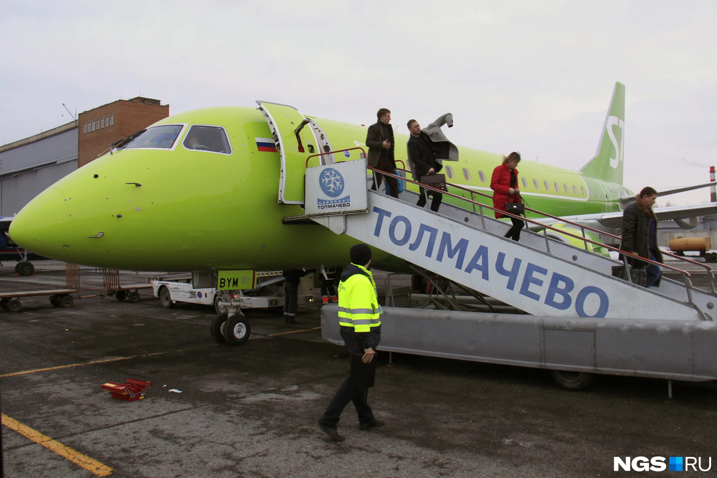 пассажиры толмачево новосибирск. пассажиры в аэропорту. пассажиры толмачево новосибирск. аэропорт толмачево новосибирск залы ожидания. задержка рейса.