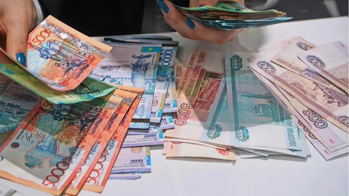 Российские деньги на казахстанские. Деньги тенге. Тенге в рубли. Деньги тенге на рубли. Рост валюты.