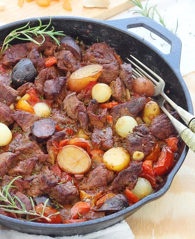 Мясо в казане с картошкой и овощами. Казан кебаб баранина. казан-кебаб с картошкой. казан-кебаб с картошкой в казане на костре. картошка с мясом в казане.