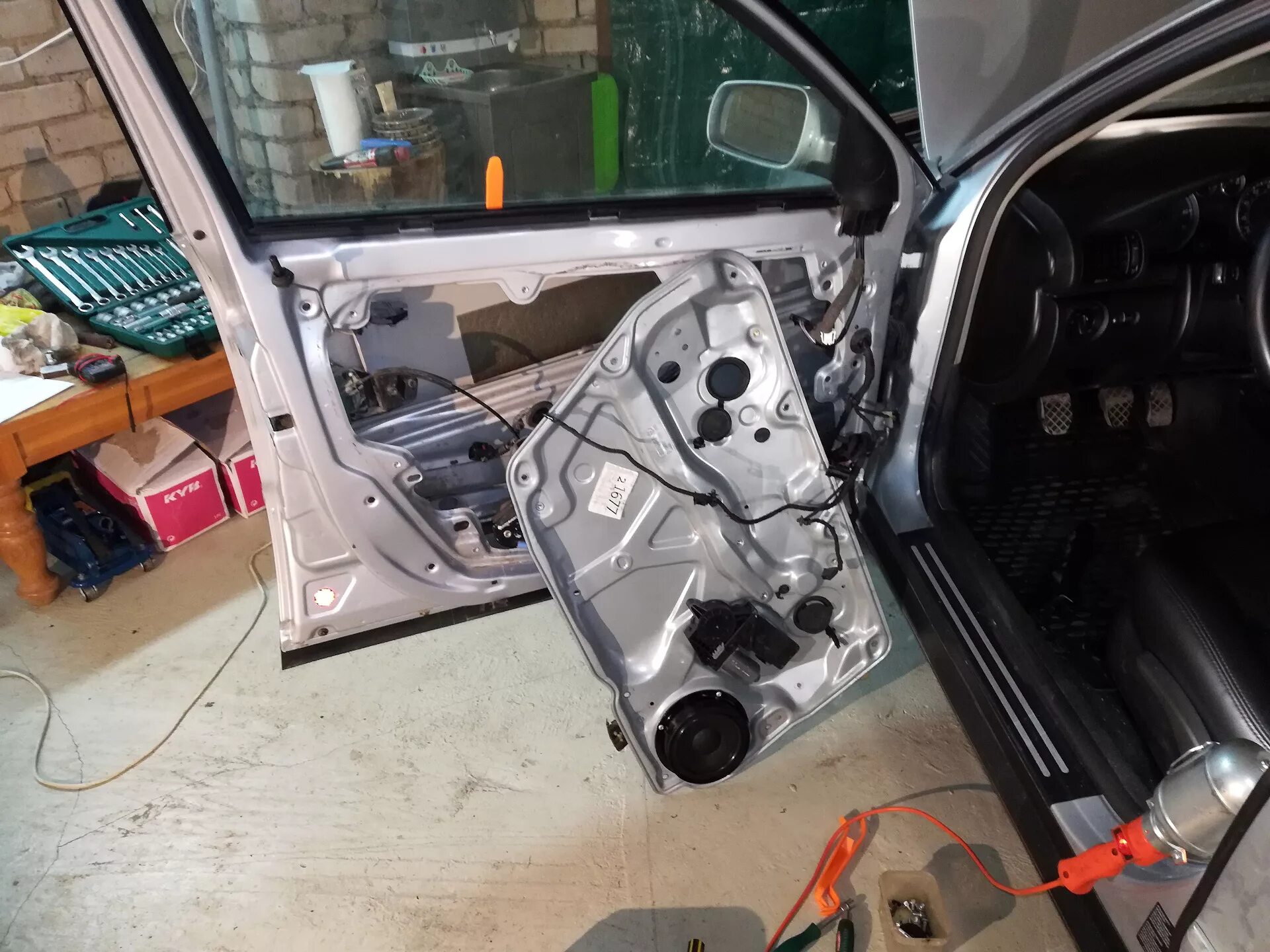 Замена правого переднего стекла - Volkswagen Golf Variant (Mk4), 1,9 л, 2003 год