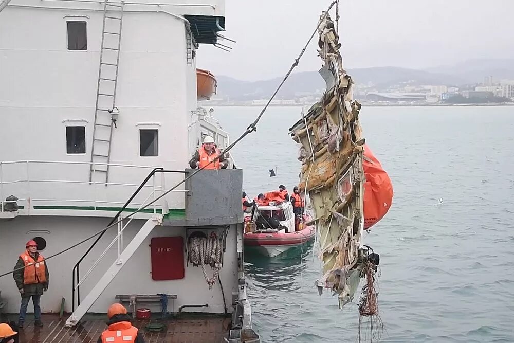 Крушение самолета в сочи. Катастрофа ту-154 над чёрным морем. Крушение ту-154 над Сочи (2016). Ту 154 2016 крушение над черным морем. Крушение ту 154 в Сочи.