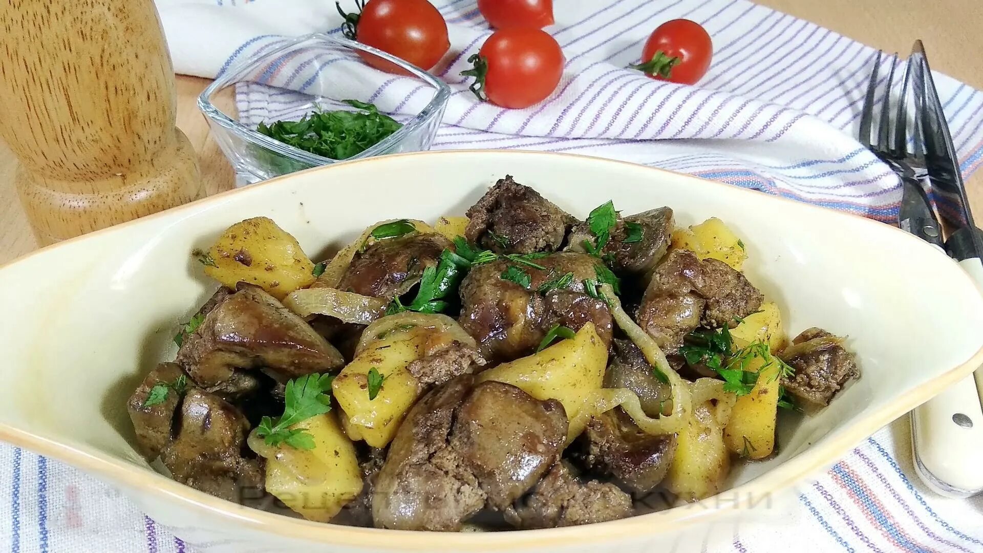 Приготовить картошку с куриной печенью. Печень куриная с яблоками и луком. Печень с яблоками и луком. Печень с луком. Печень с яблоками в банке.