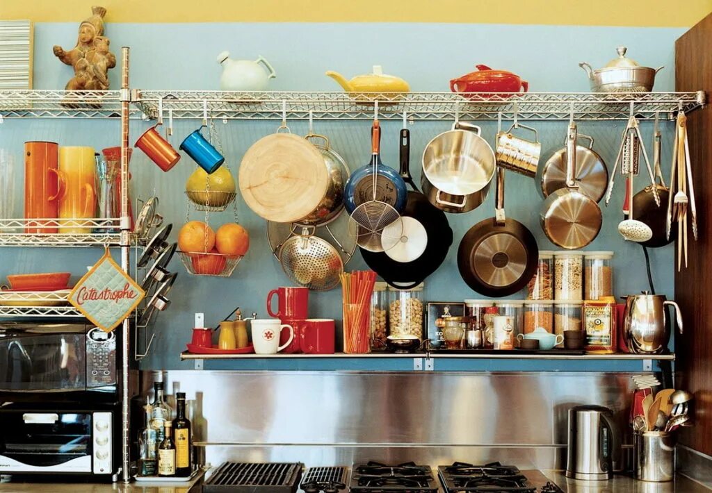Кухня на что обратить внимание. Кухонные принадлежности и аксессуары. Кухня с аксессуарами. Посуда для кухни. Кухонные предметы и аксессуары.