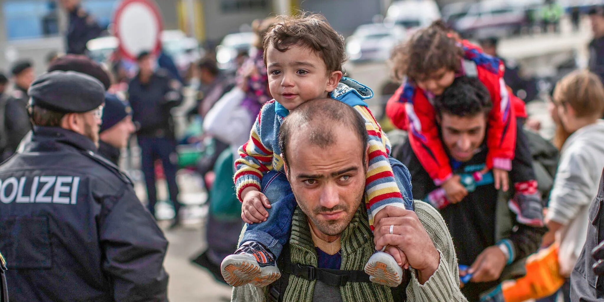 Беженцы картинки. Дети эмигранты. Бегущие мигранты с детьми. Международный статус беженцев