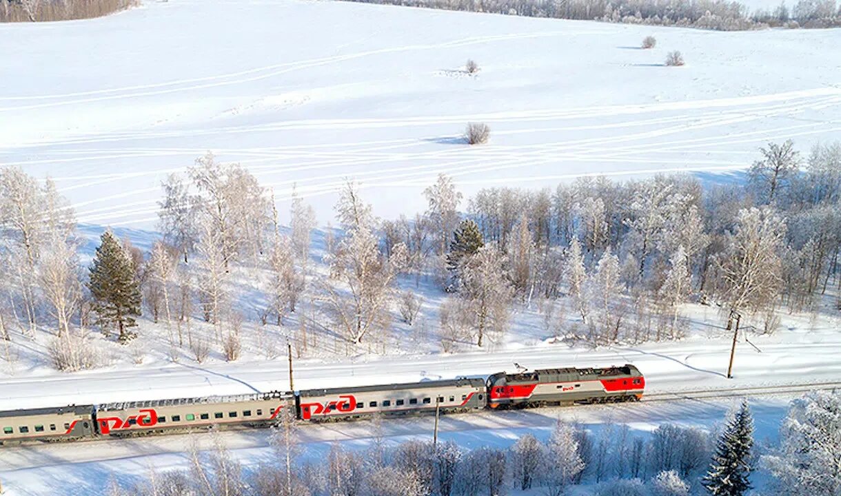Великий новгород москва поезд ржд. Поезд зимой. Поезд в снегу. Поезд РЖД зима. Пассажирский поезд зимой.