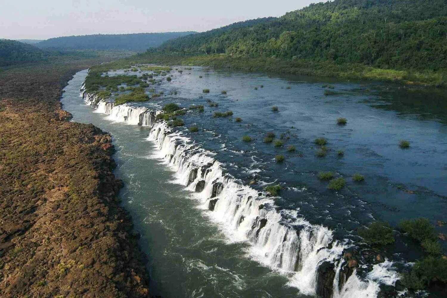 Озера бразилии 7 класс. Аргентина река Парана. Мокона водопад. Реки: Парана, Парагвай, Уругвай. Река Ри́о-Не́гро Аргентина.