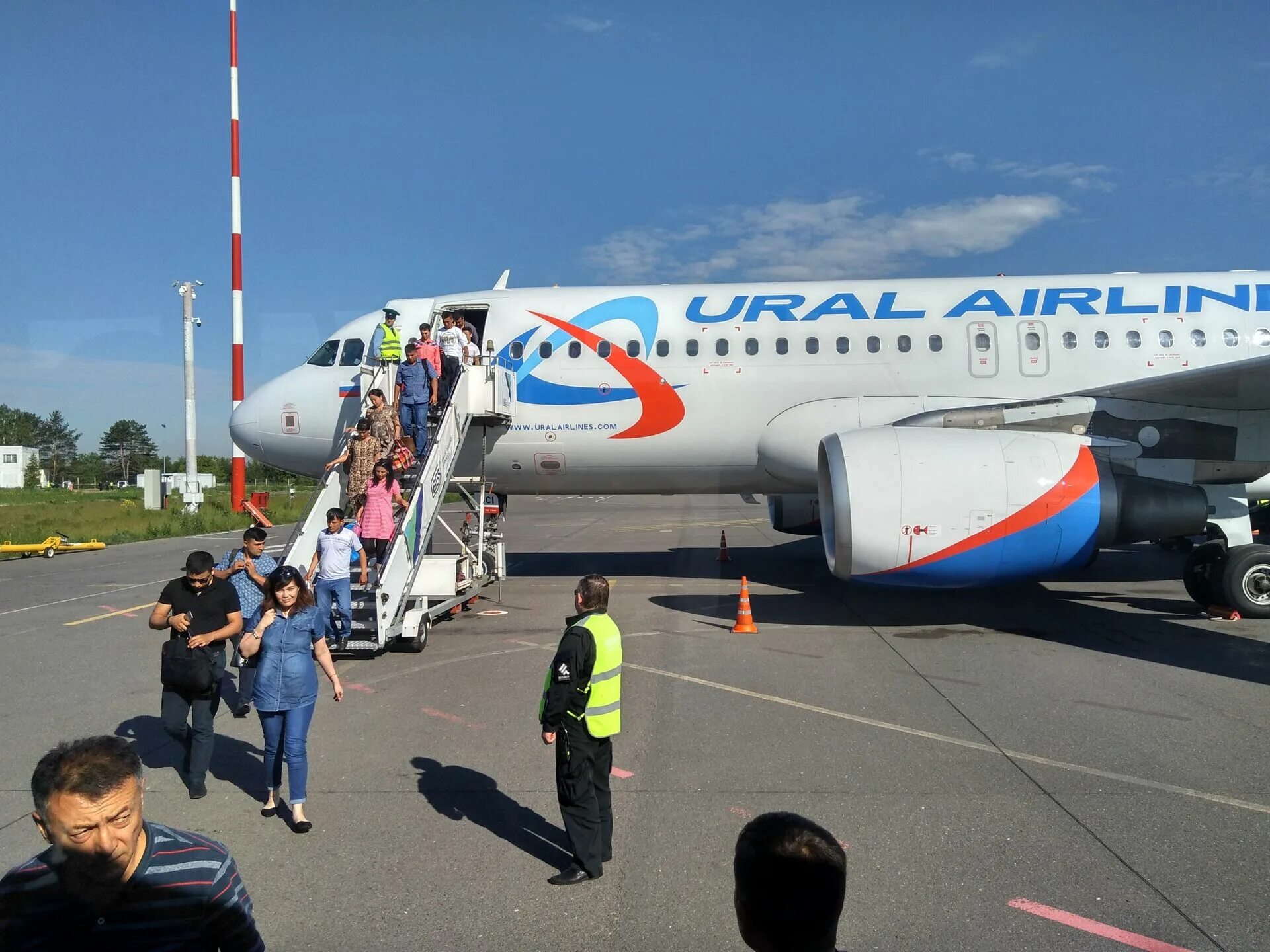 Самолет москва душанбе. Уральские авиалинии аэропорт Куляб. Уральские авиалинии Душанбе Жуковский. Уральские авиалинии Душанбе. Самолеты уральских авиалиний в Таджикистан.