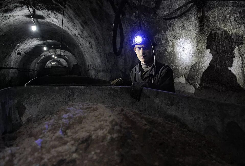 Люди в шахте. Шахта листвяжная забой. Работа в шахте видео. Работа в шахте видео. Шахтеры донбасса.