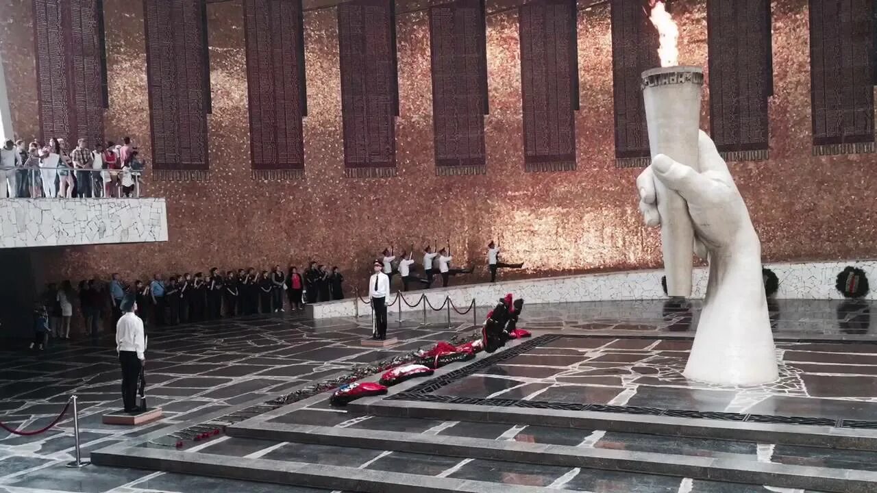 Смена почетного караула волгоград видео. Мамаев курган зал воинской славы почетный караул. Мамаев курган волгоград смена караула. Почётный караул волгоград мамаев курган. 46 отдельная рота почетного караула волгоград.