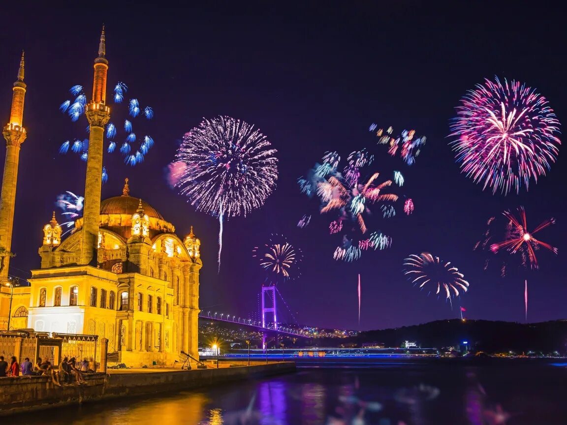 Праздники в стамбуле 2024. Новогодний фейерверк Ортакей. Four Seasons Стамбул. Празднование нового года и Рождества в Стамбуле и Анкаре. Знаменитый мост Стамбул фейерверк.