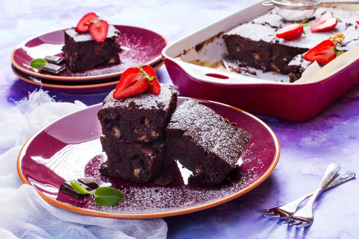 Десерт брауни шоколадный. Брауни подача. Брауни в ресторане. Palmer house hotel брауни. Банановый брауни.