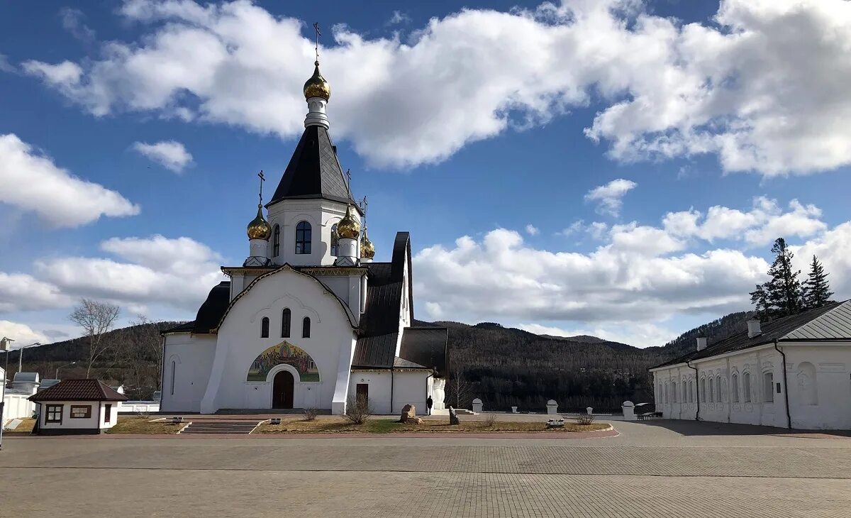 Свято успенский монастырь сайт. Свято-Успенский монастырь Красноярск. Успенский монастырь Красноярск. Монастырь в Удачном Красноярск. Свято-Успенский монастырь Красноярск набережная.