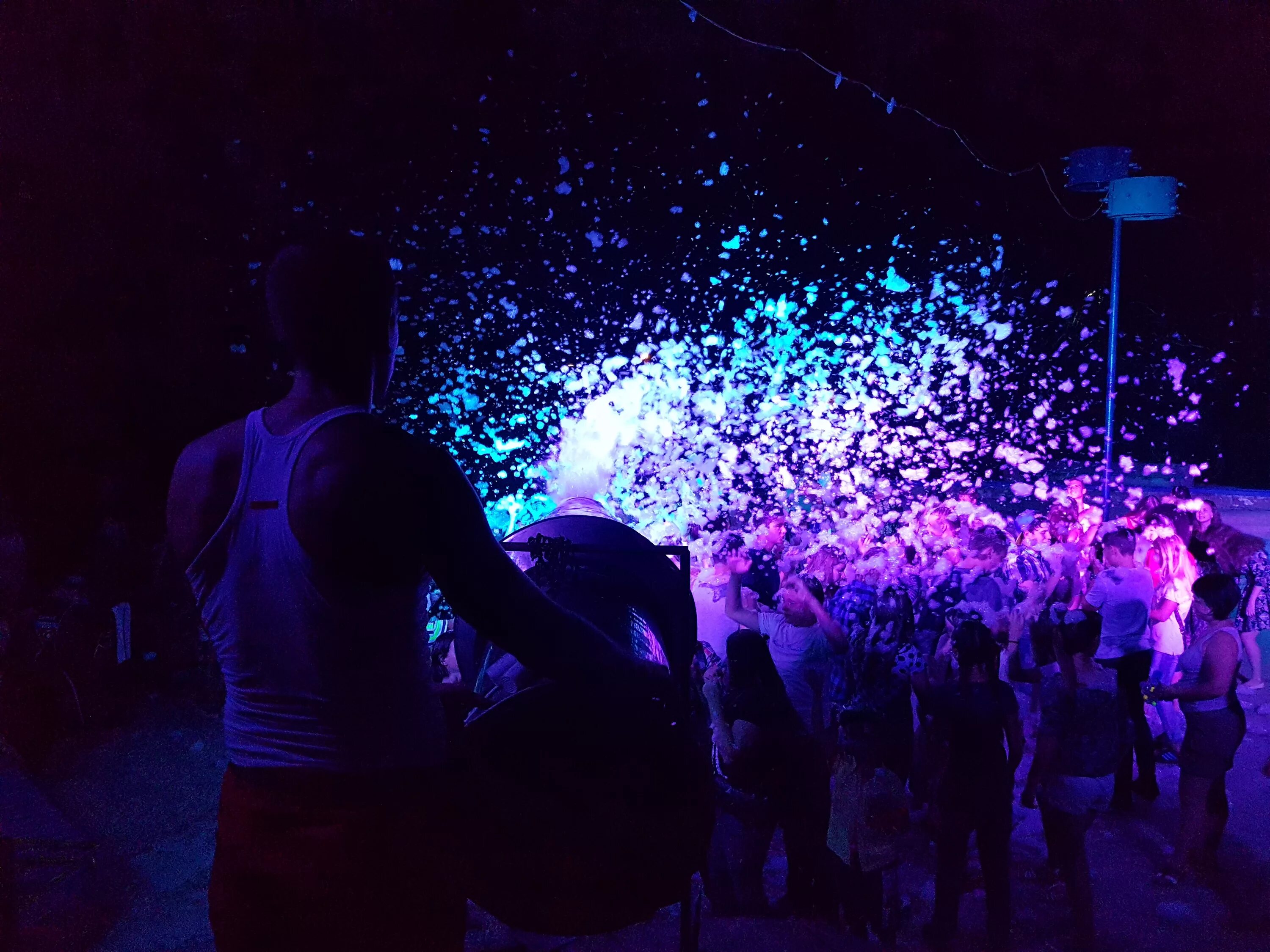дискотека на улице. люди на дискотеке. фото ночные вечеринки. фото ночные вечеринки. дискотека.