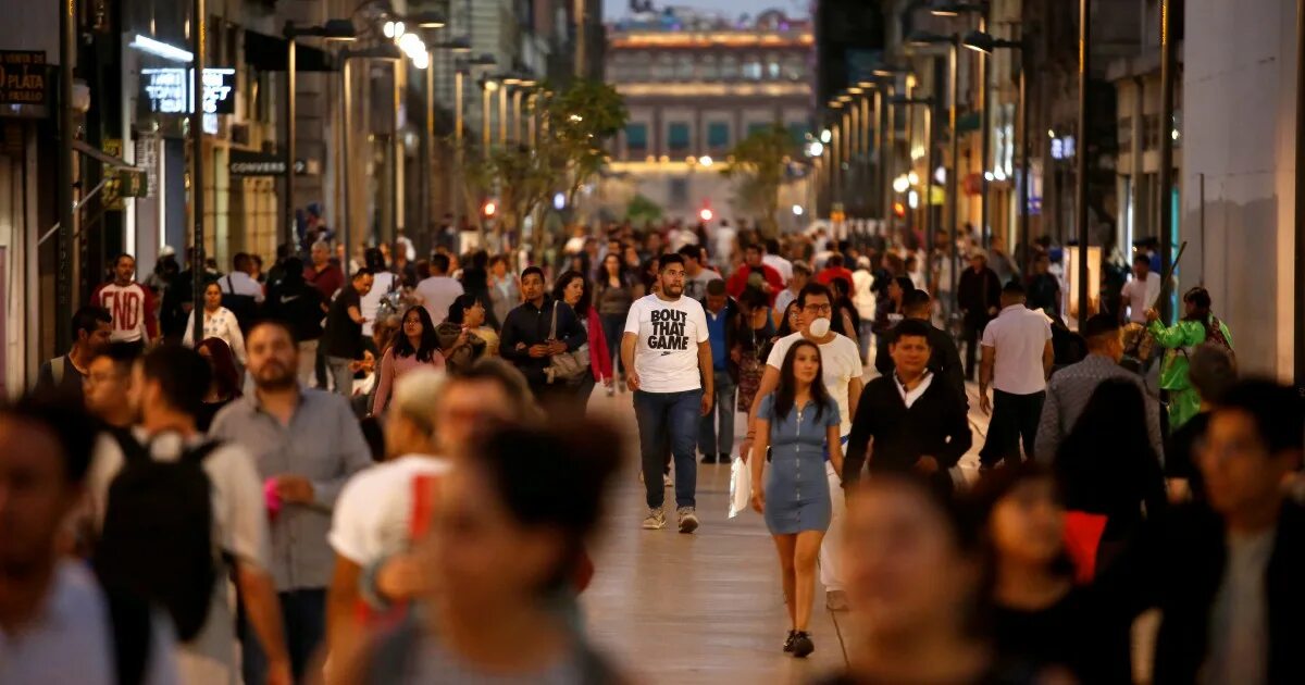 Crowded street. Мексика люди на улицах. Мехико люди на улицах. Мексика улицы. Мексика улицы города с людьми.