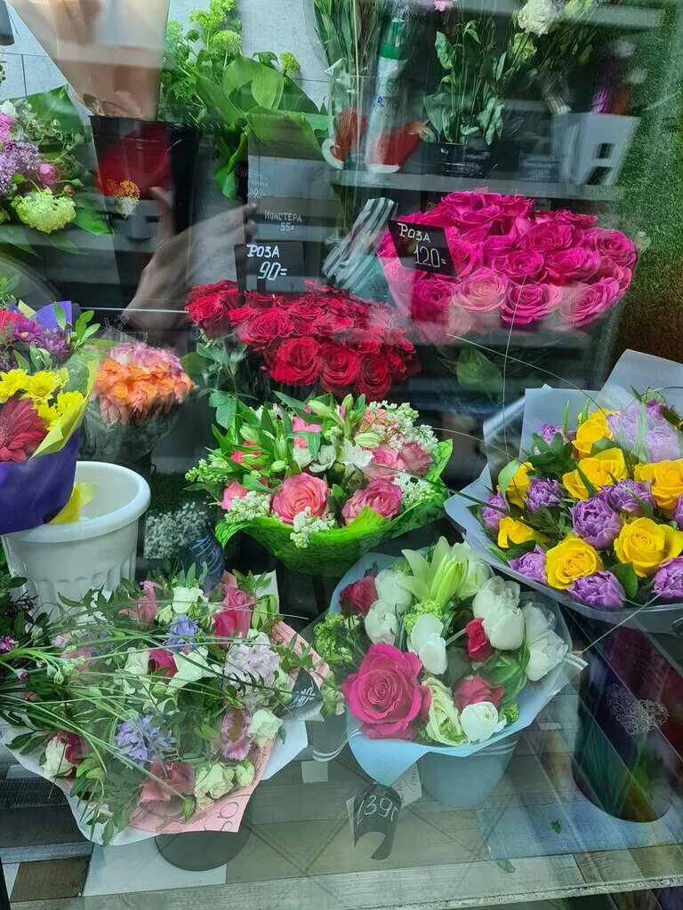 Где купить цветы в москве в розницу. Цветочный магазин на Южном. Цветочная база м белорусская. Цветочная база Королев Силикатная. Цветояная база щитниклва.