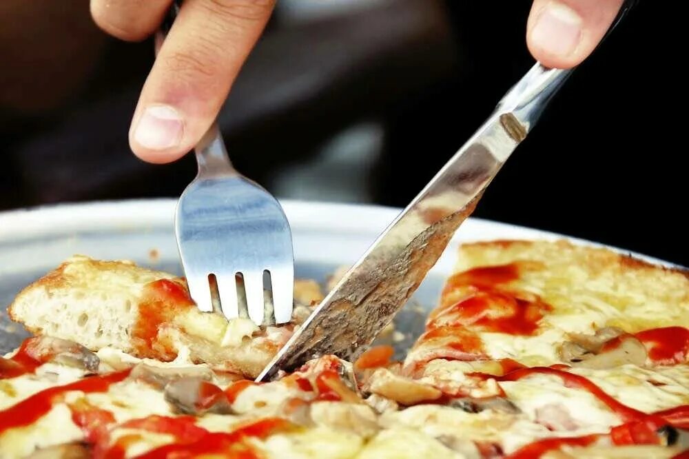 Как есть и. Пицца вилка нож. Ест пиццу ножом и вилкой. Ест вилкой и ножом. Вилка для пиццы.