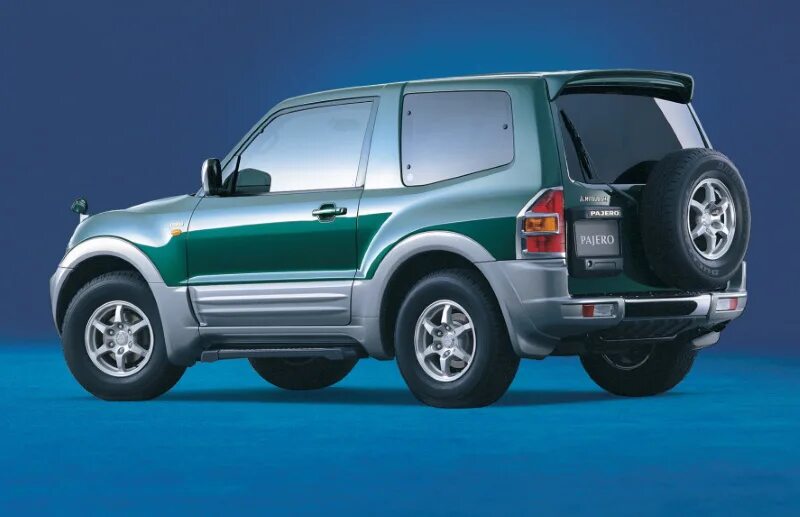 Mitsubishi pajero 3 бензин. Mitsubishi Pajero III (1999-2006). Митсубиси Паджеро 3. Mitsubishi Pajero III 1999. 2000 Mitsubishi Pajero III.