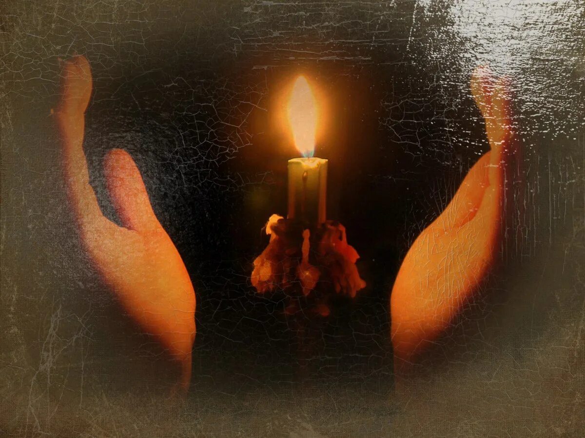 Свеча горит в руке. Поминальная свеча в ладонях. Свеча памяти в ладонях. Траурная свеча. Свеча в руках.