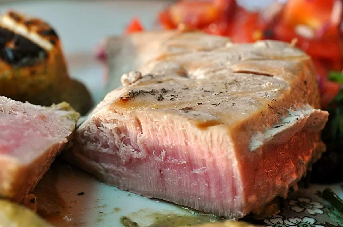 Тунец желтоперый запеченный. Tefal optigrill стейк из тунца. Тунец iberica. Как приготовить тунца в духовке в фольге. Тунец желтоперый филе.
