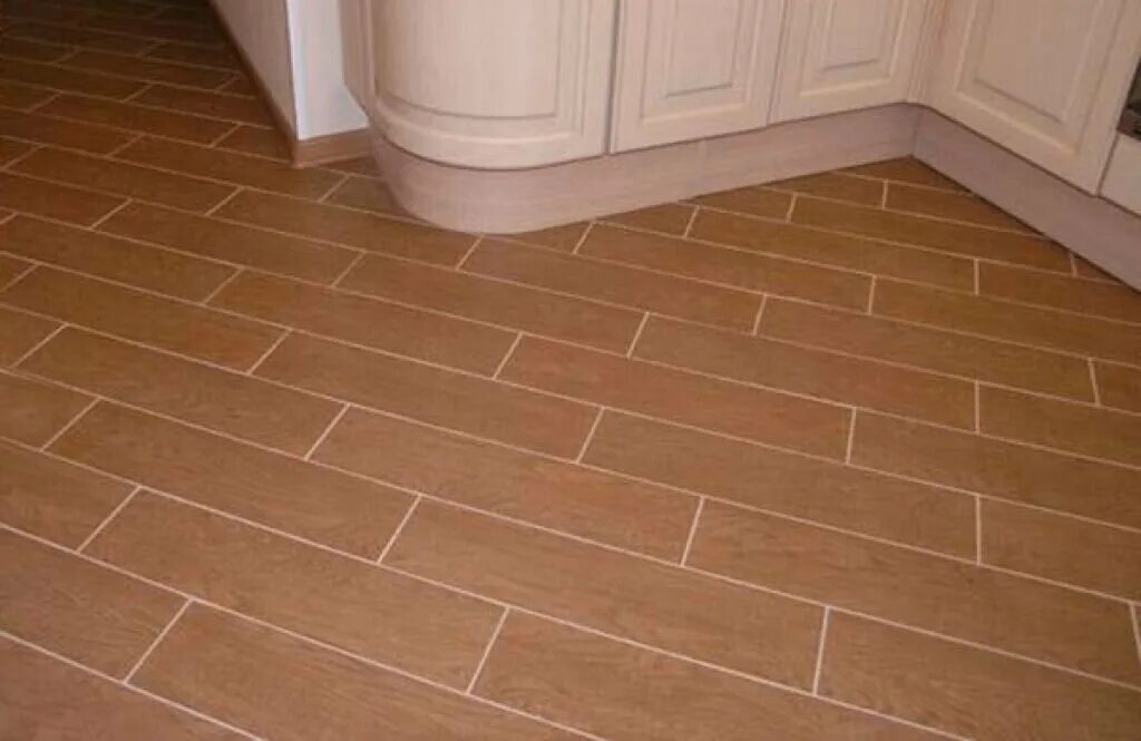 Укладка плитки под. Укладка плитки под. Укладка плитки елочкой. Укладка прямоугольной плитки. Плитка в разбежку на пол.