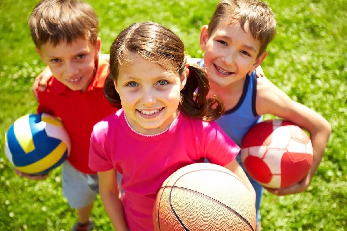 Воспитания юных спортсменов. Детский спорт. Спортивные дети. Мяч для детей. Здоровый спортивный ребенок.