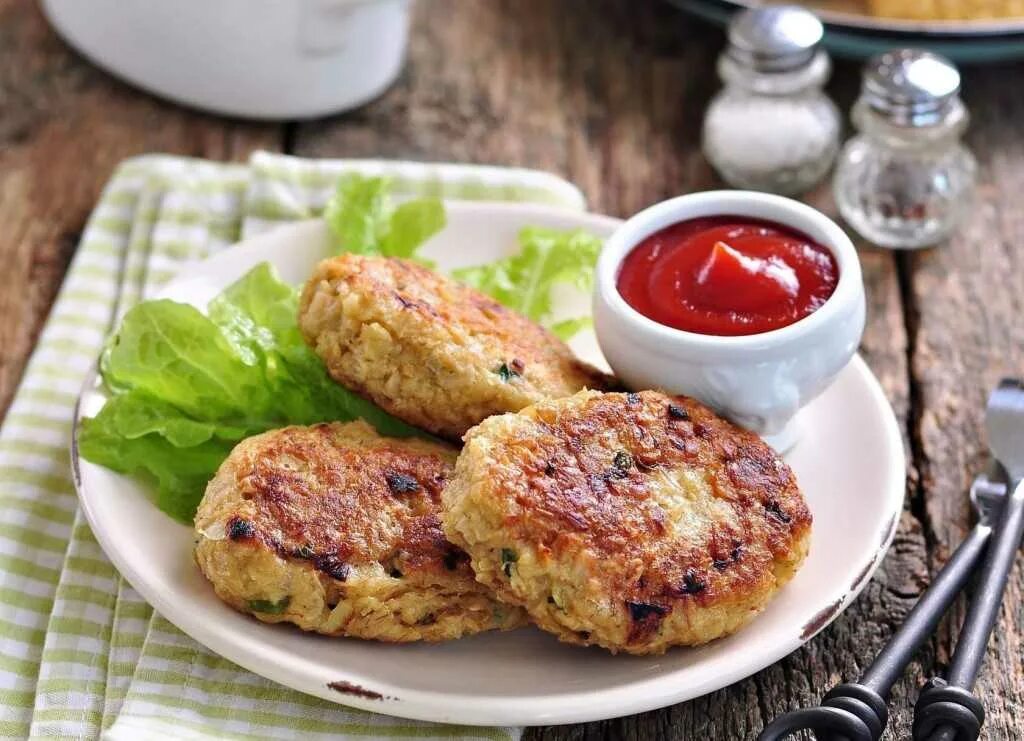 Котлетки мясные с геркулесом. Шницель куриный из фарша. Биточки куриные на сковороде. Котлеты из овсяных хлопьев. Куриные котлеты с геркулесом.