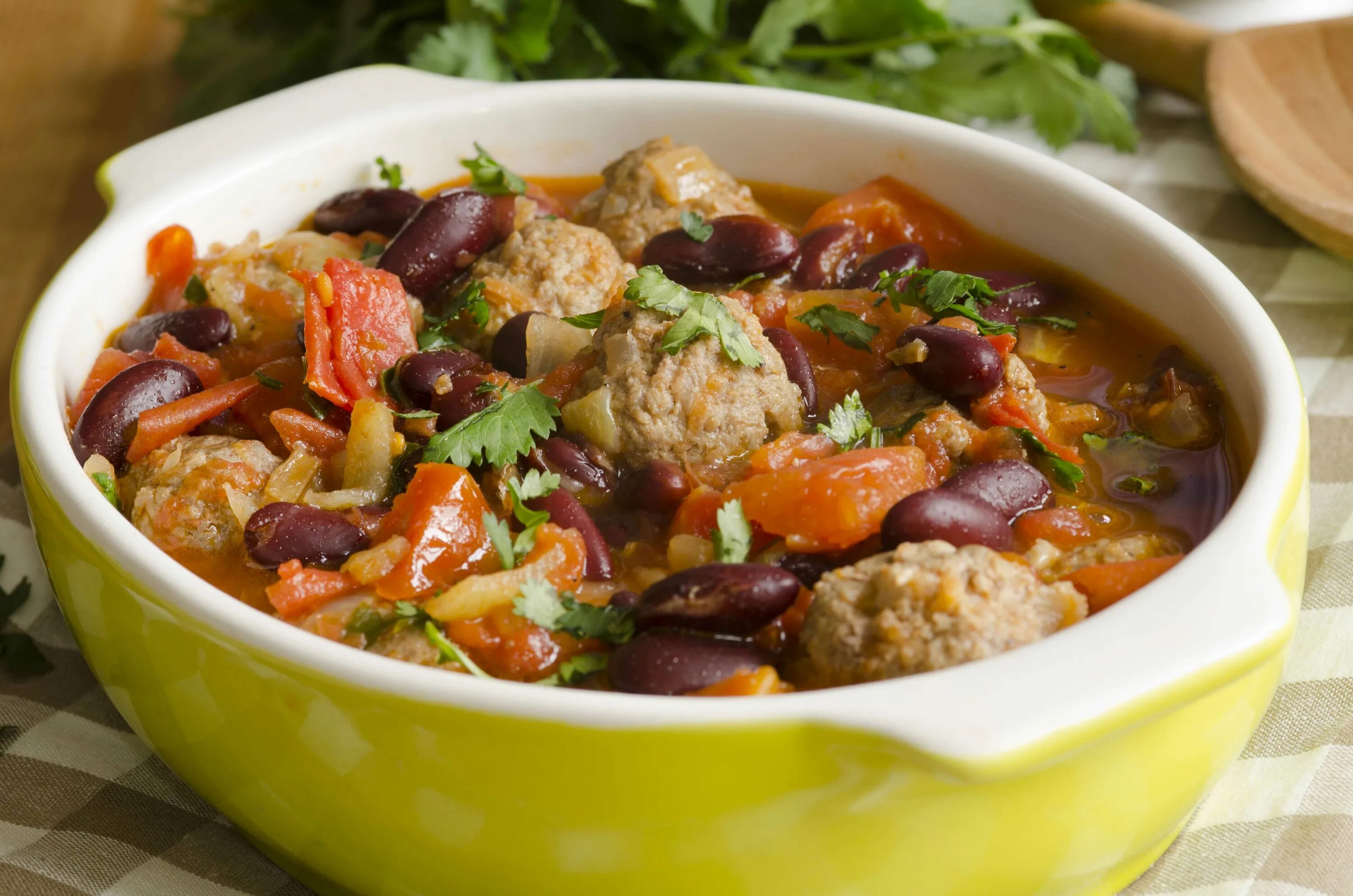 Рецепт фасоль с мясом и овощами. Говядина тушеная с овощами. мясо с фасолью и овощами. фасоль тушеная с овощами. говядина с фасолью и овощами.