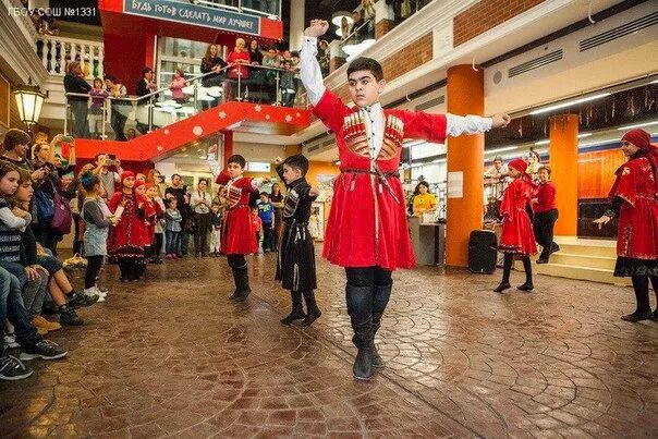 Легенды грузии в москве. Грузины в Москве. Магазин грузины в Москве. Уголок Грузии в Москве. Грузинский Московский.