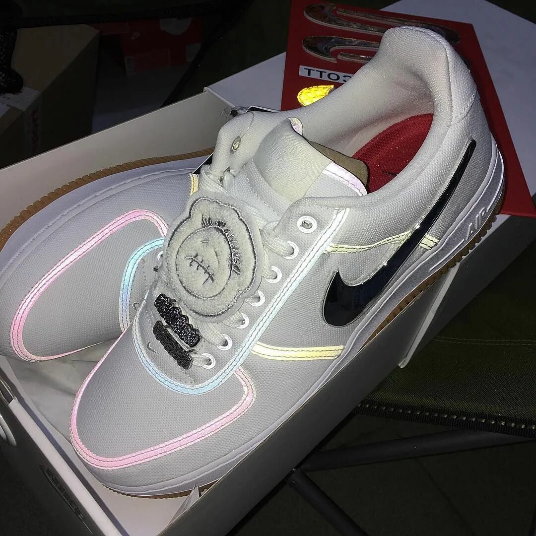 Кроссовки nike travis. Nike air force 1 travis scott. найк аир форс трэвис скотт. кроссовки найк travis scott. кеды nike travis scott.
