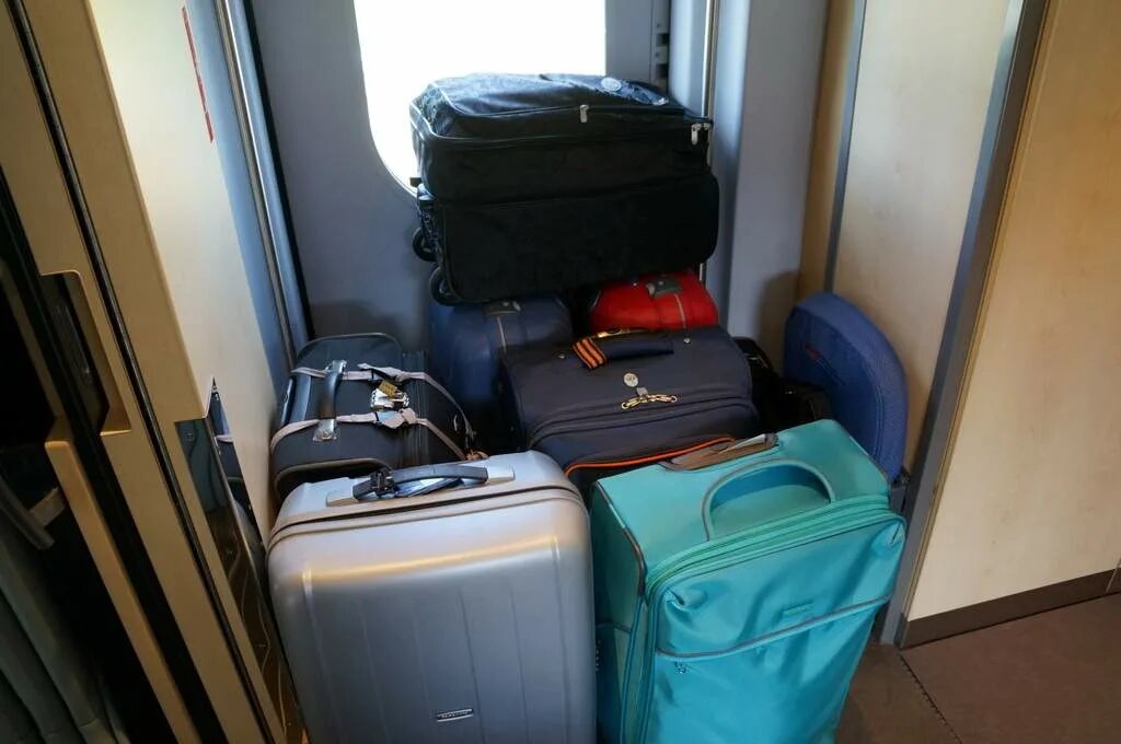 Правила перевозок багажа железнодорожным транспортом. Сапсан вагон багаж. Багаж в поезде Сапсан. Сапсан ручная кладь. РЖД Сапсан багаж.