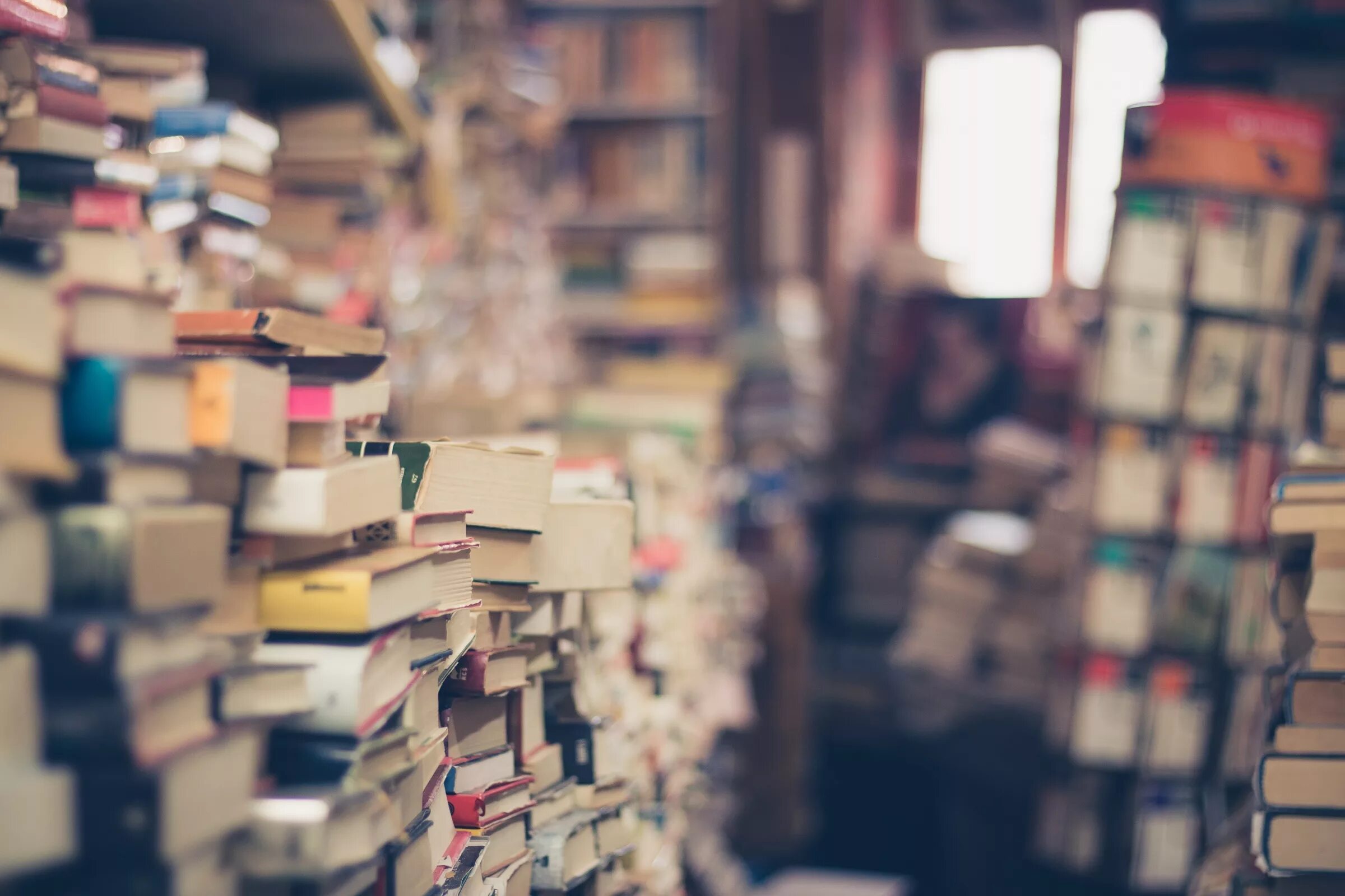 Много книг 2. Много книг. куча книг. стопка книг в библиотеке. библиотека фон.