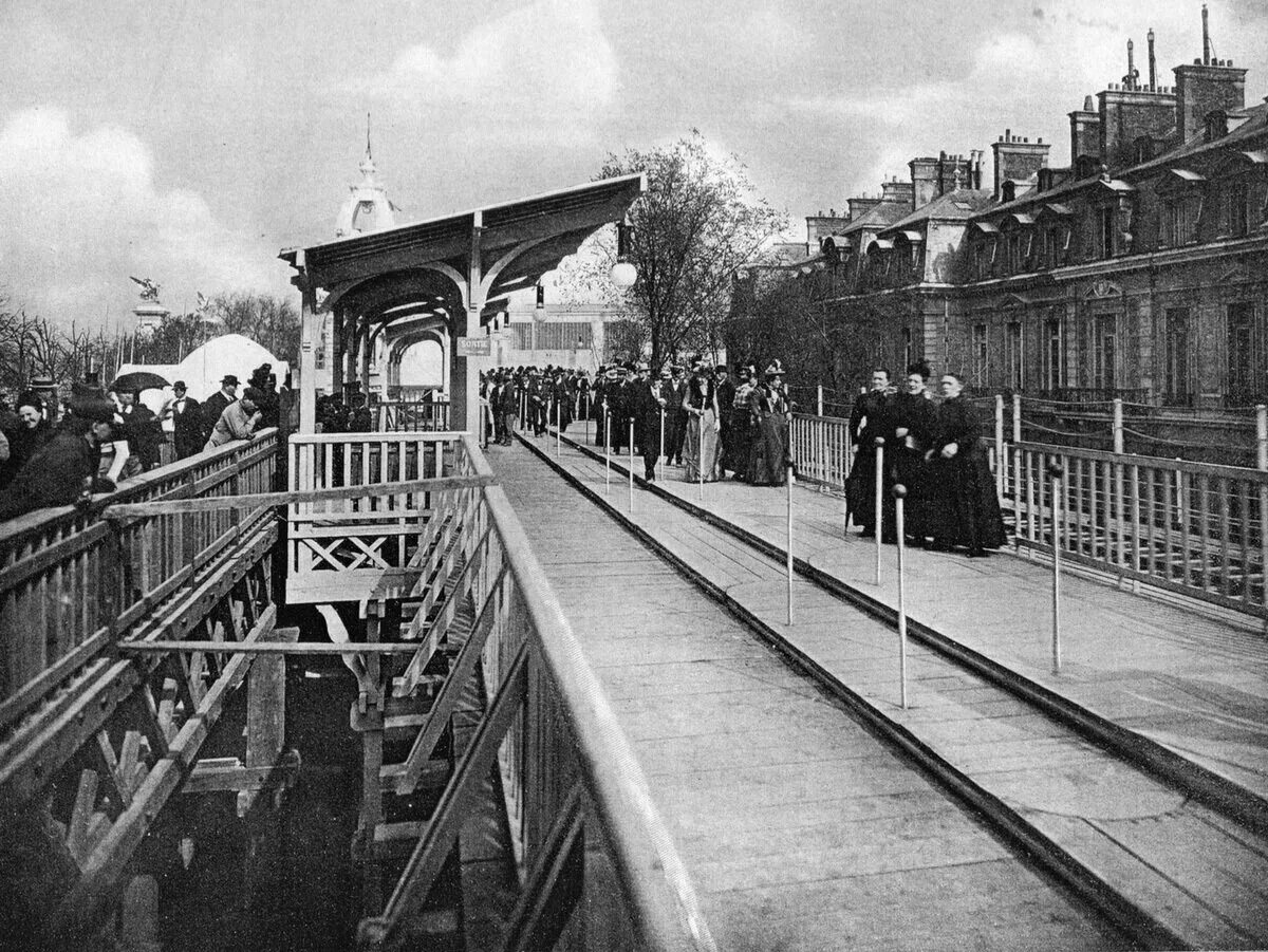 1900 секунд. Движущийся тротуар в Париже 1890. Выставка Париж 1900 движущийся тротуар. Движущийся тротуар на всемирной выставке в Париже. Движущийся тротуар 19 века.