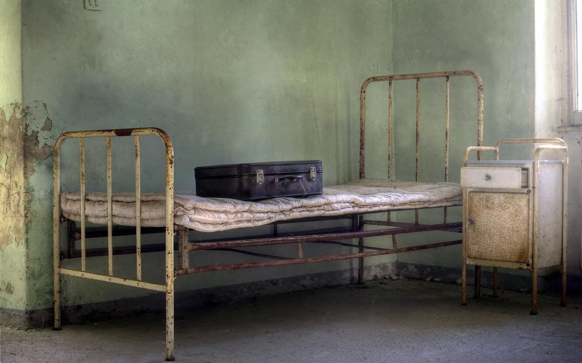 В моей комнате есть железная. Старая металлическая кровать. Статаря железная кровать. Советская железная кровать. Бедная кровать.