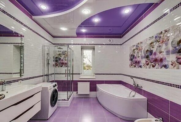Натяжные потолки ванная плитка. Потолок в ванную комнату. Натяжной потолок в ванной. Натяжной потолок в ванную. Фиолетовый потолок в ванной.